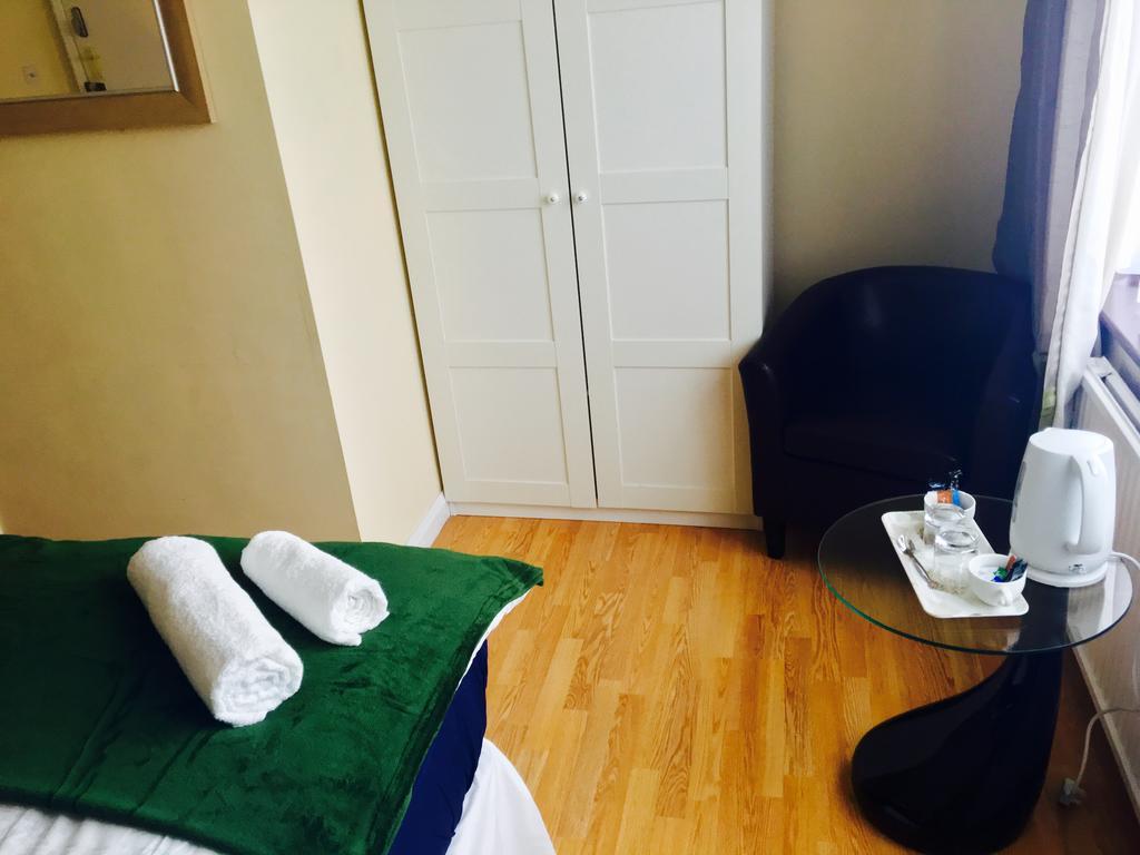 Gable Lodge London B&B Enfield Room photo